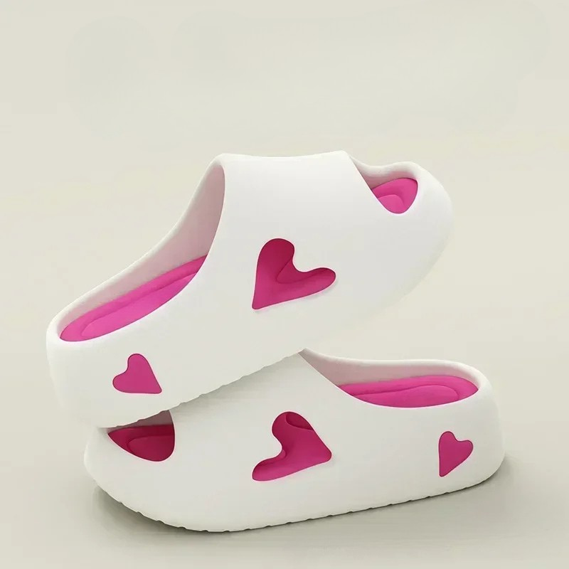 Heart Me™ | Chinelos Cloudy com formato de coração divertido
